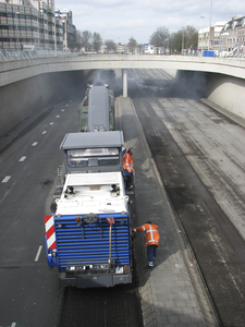 905238 Afbeelding van het wegschrapen van het wegdek op de Catharijnebaan te Utrecht, ter hoogte van het ...
